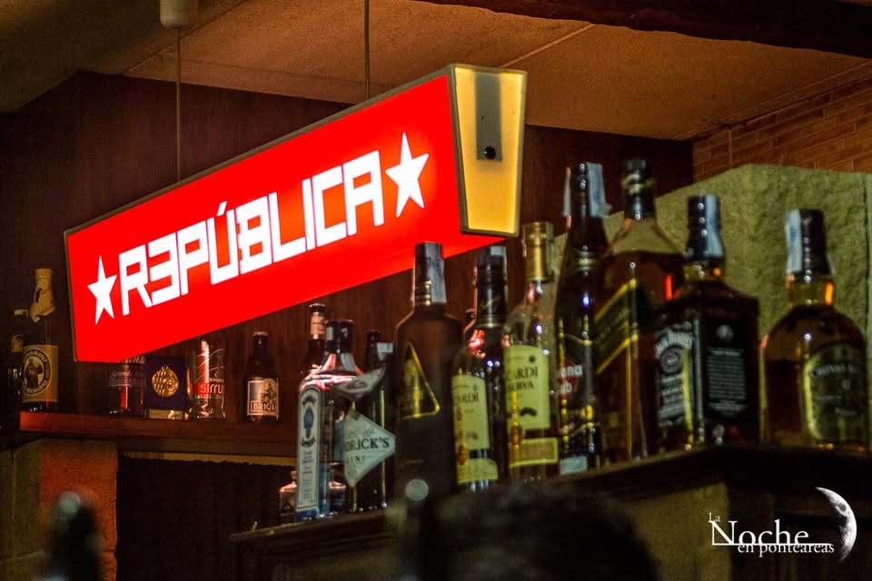 Rótulo luminoso rojo de República sobre la barra del bar